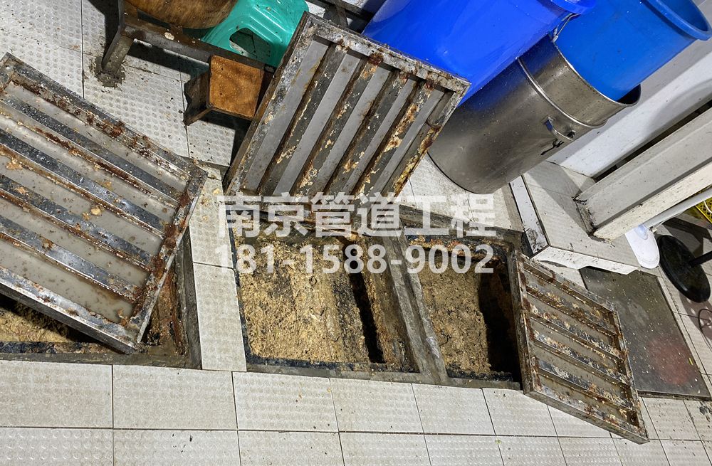 278幕府山城管中队食堂隔油池清理
